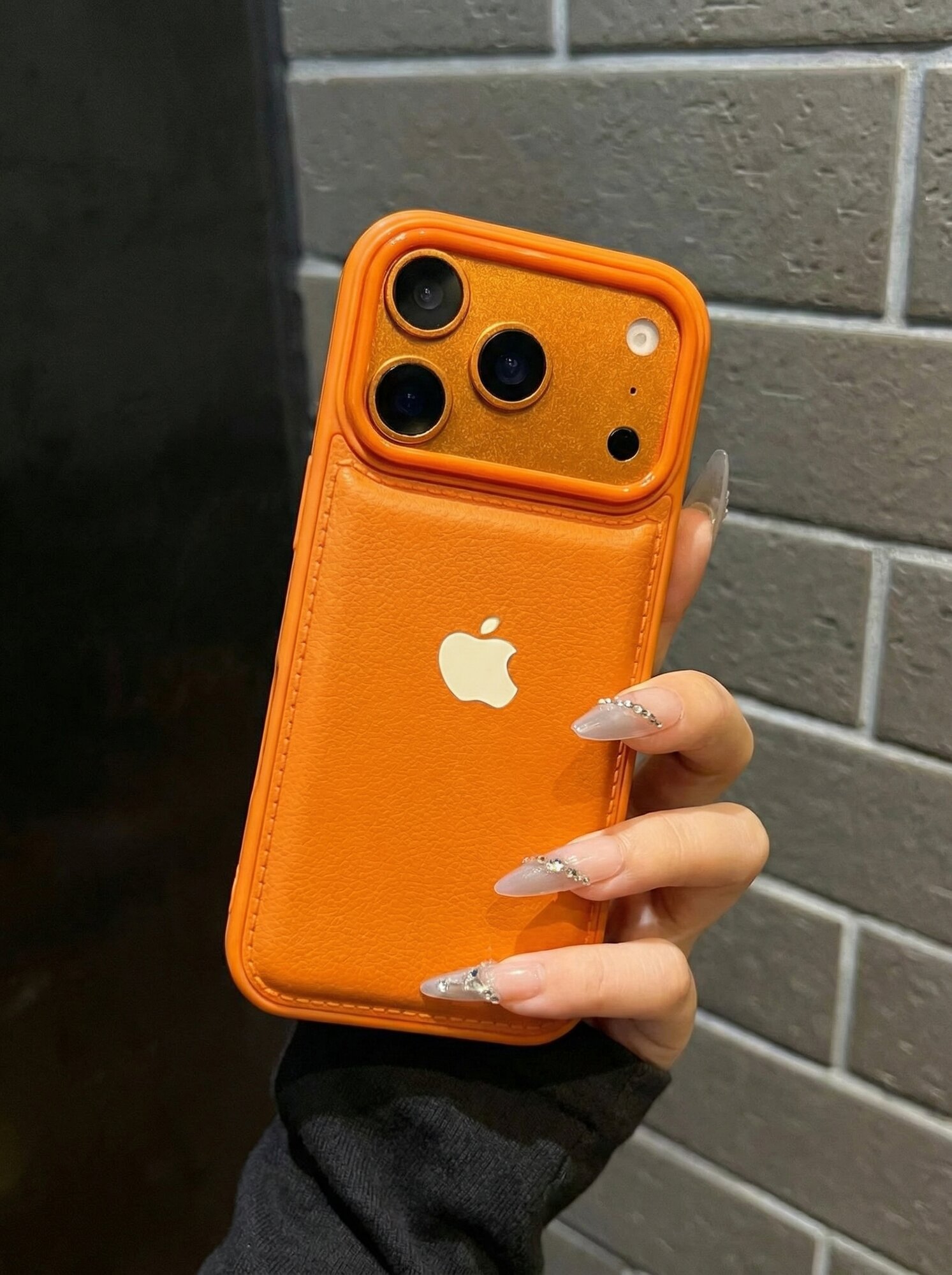 Чехол на айфон 17 Pro, Pro Max, c искусственно-кожаным материалом. — фото 1