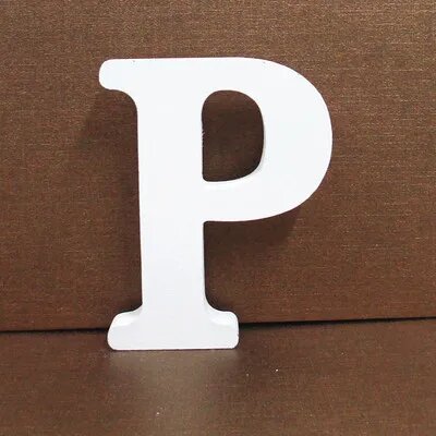Белая деревянная буква P для декора