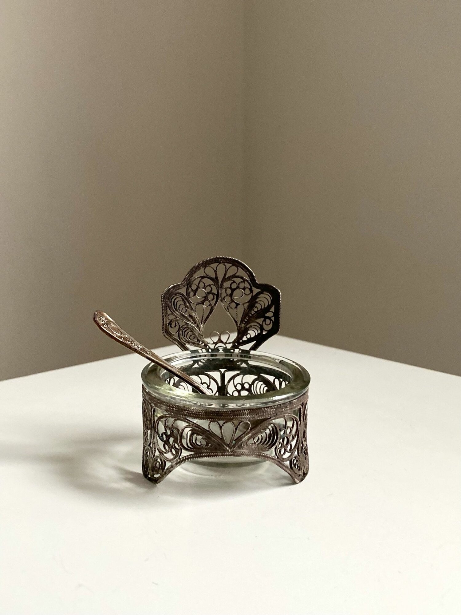 Солонка "Трон" Скань. Мельхиор. СССР. Высота: 7 см. — фото 1