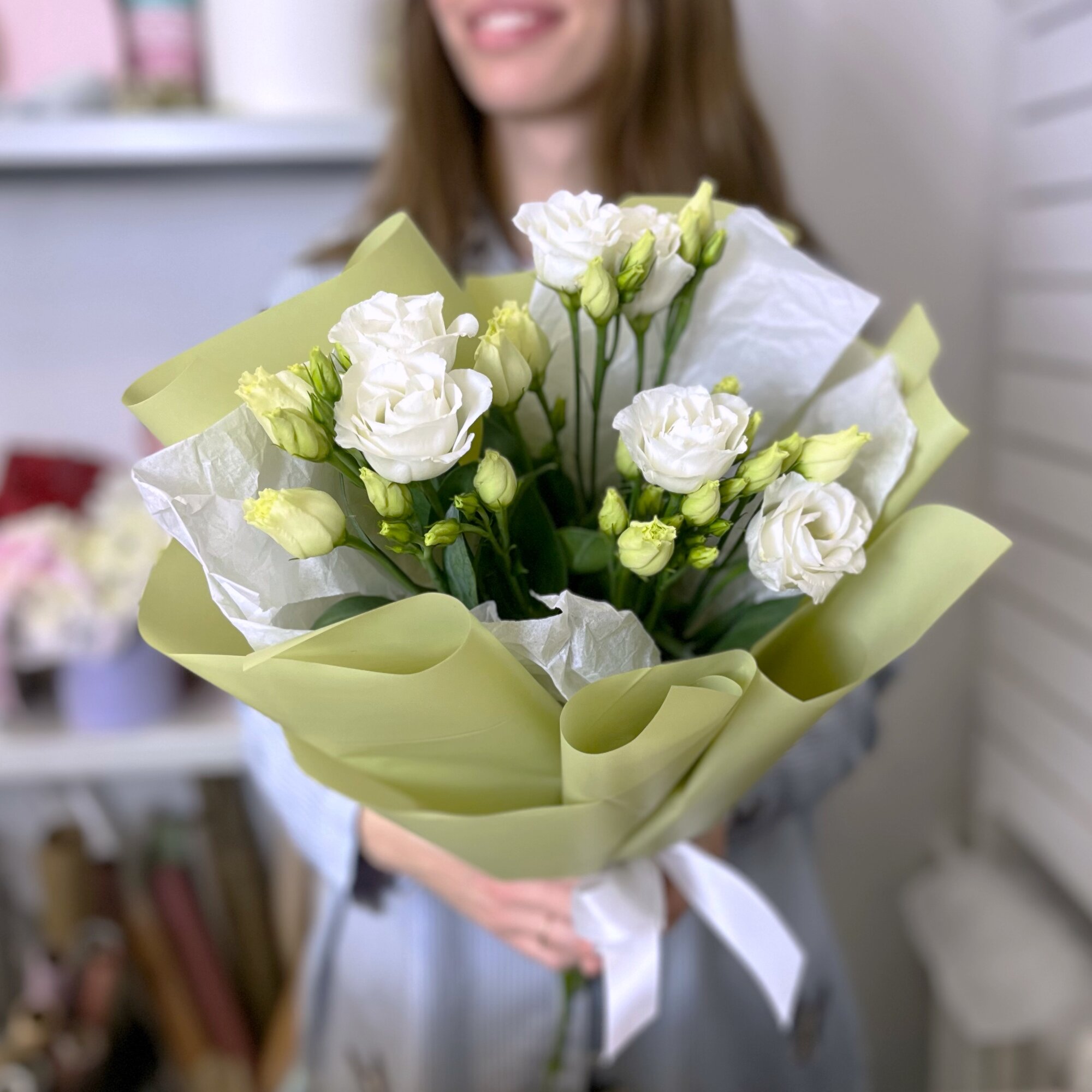 Букет из Лизиантусов / Эустомы 3 штук 60 см в дизайнерской упаковке