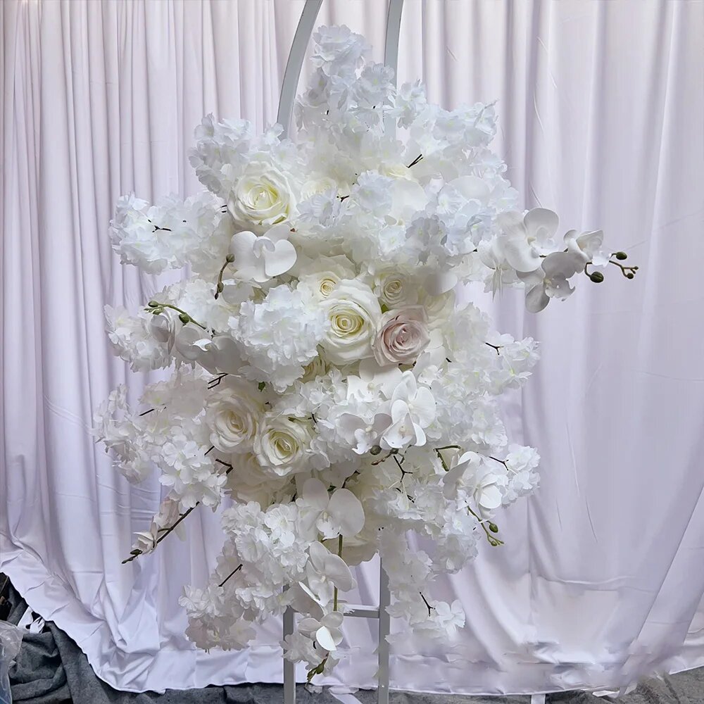 Белая полукруглая арка с вишневыми цветами