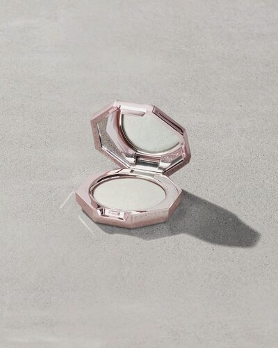 Изображение товара FENTY Beauty мерцающий хайлайтер Diamond Bomb mini, 2,8 г, How Many Carats!