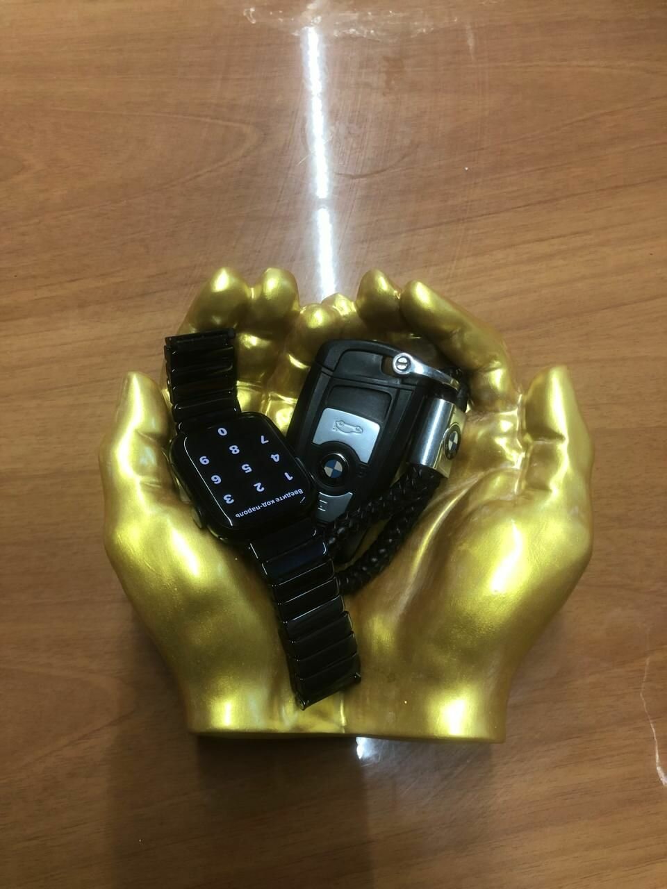 Ваза настольная руки Давида золотая