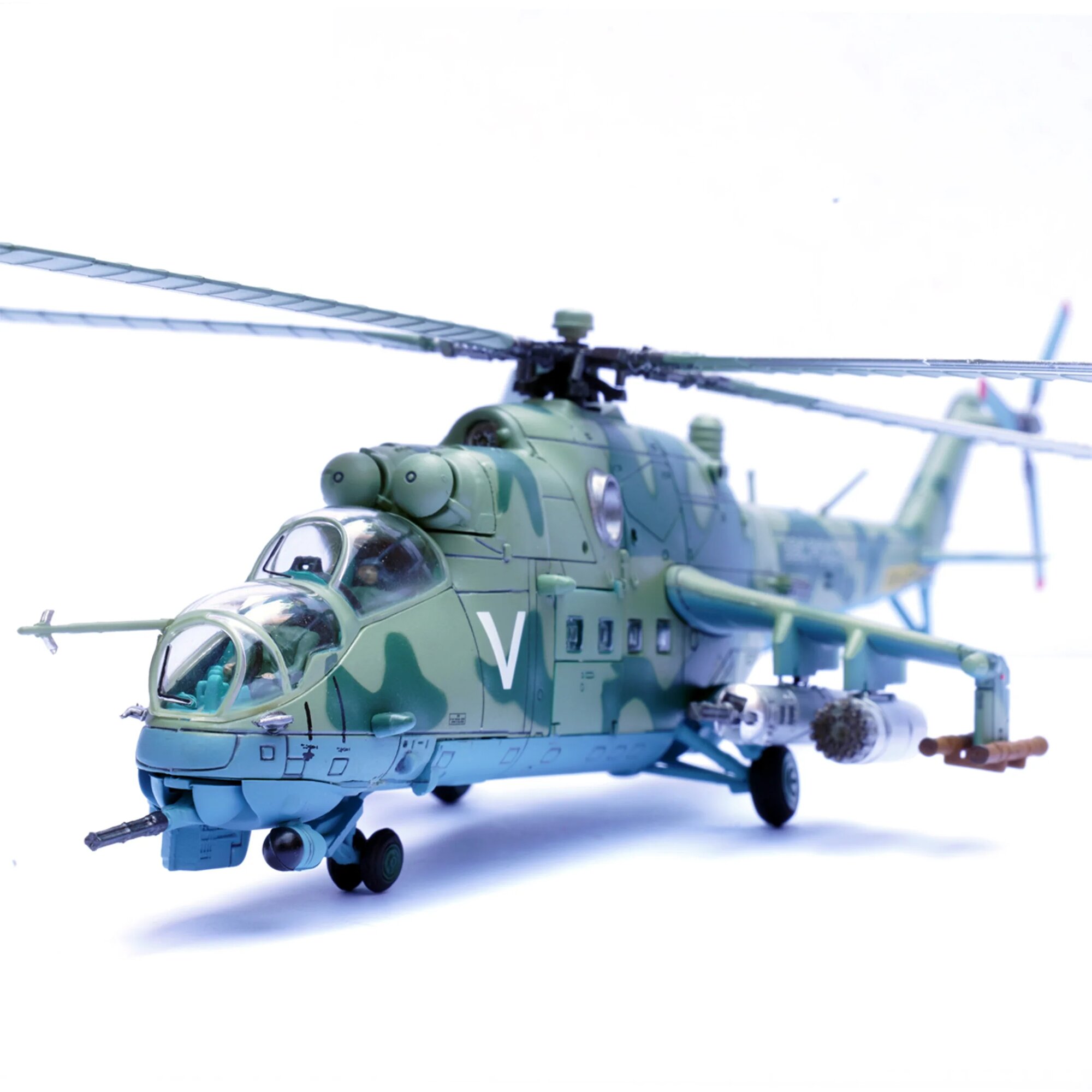 Коллекционная модель вертолета Mi-24V GSF 1/72