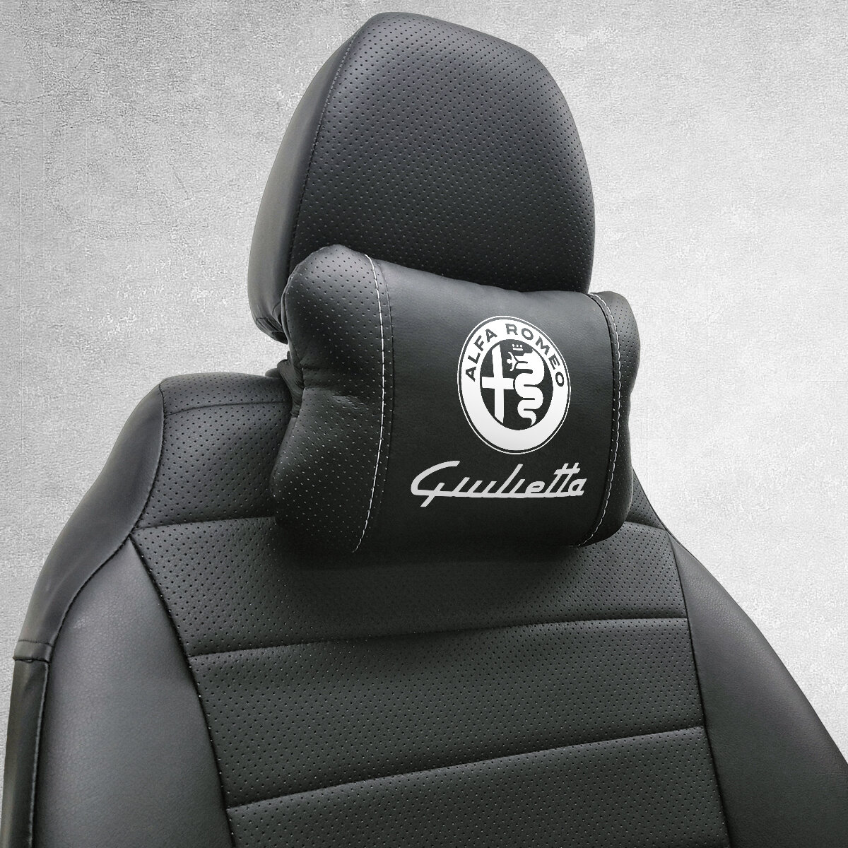 Подушка на подголовник автомобиля, под шею с логотипом Alfa Romeo Giulietta. Тюнинг аксессуар для альфа ромео джульетта.
