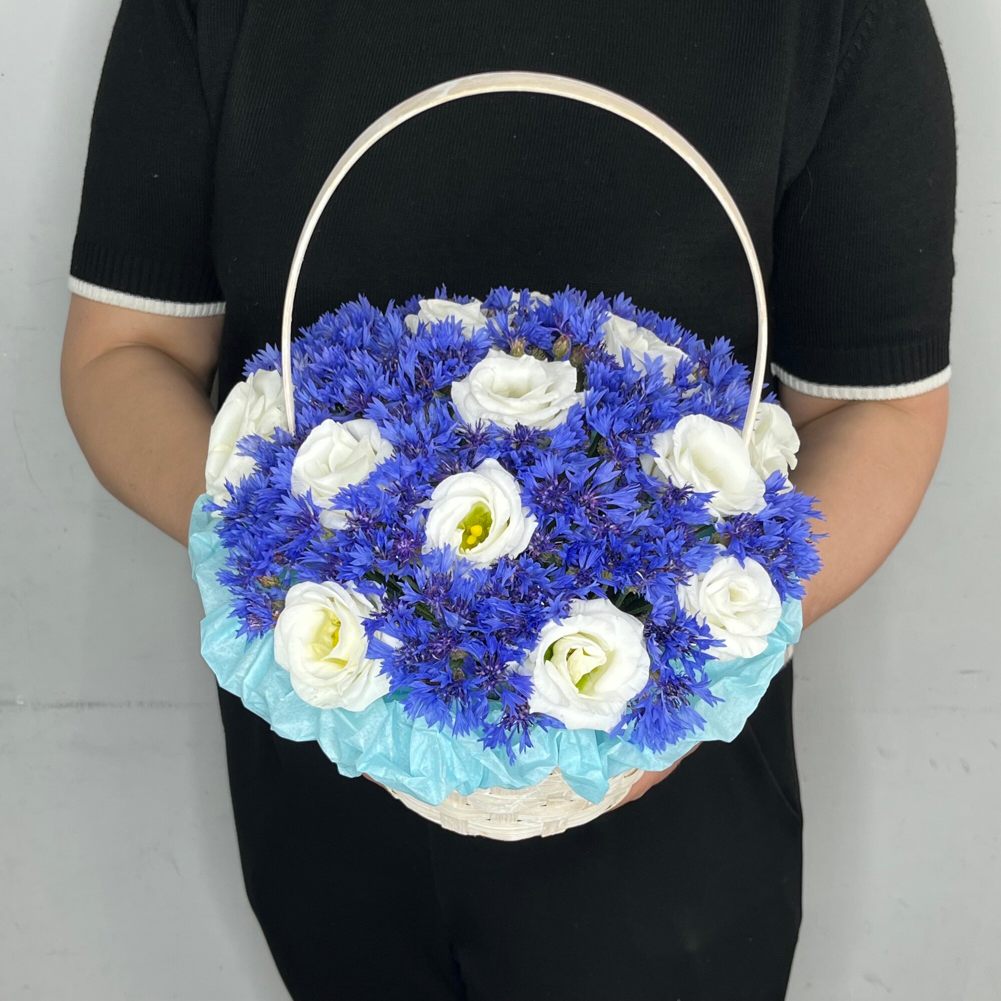 Васильки и эустома в корзине The flower shop Васильки и эустома