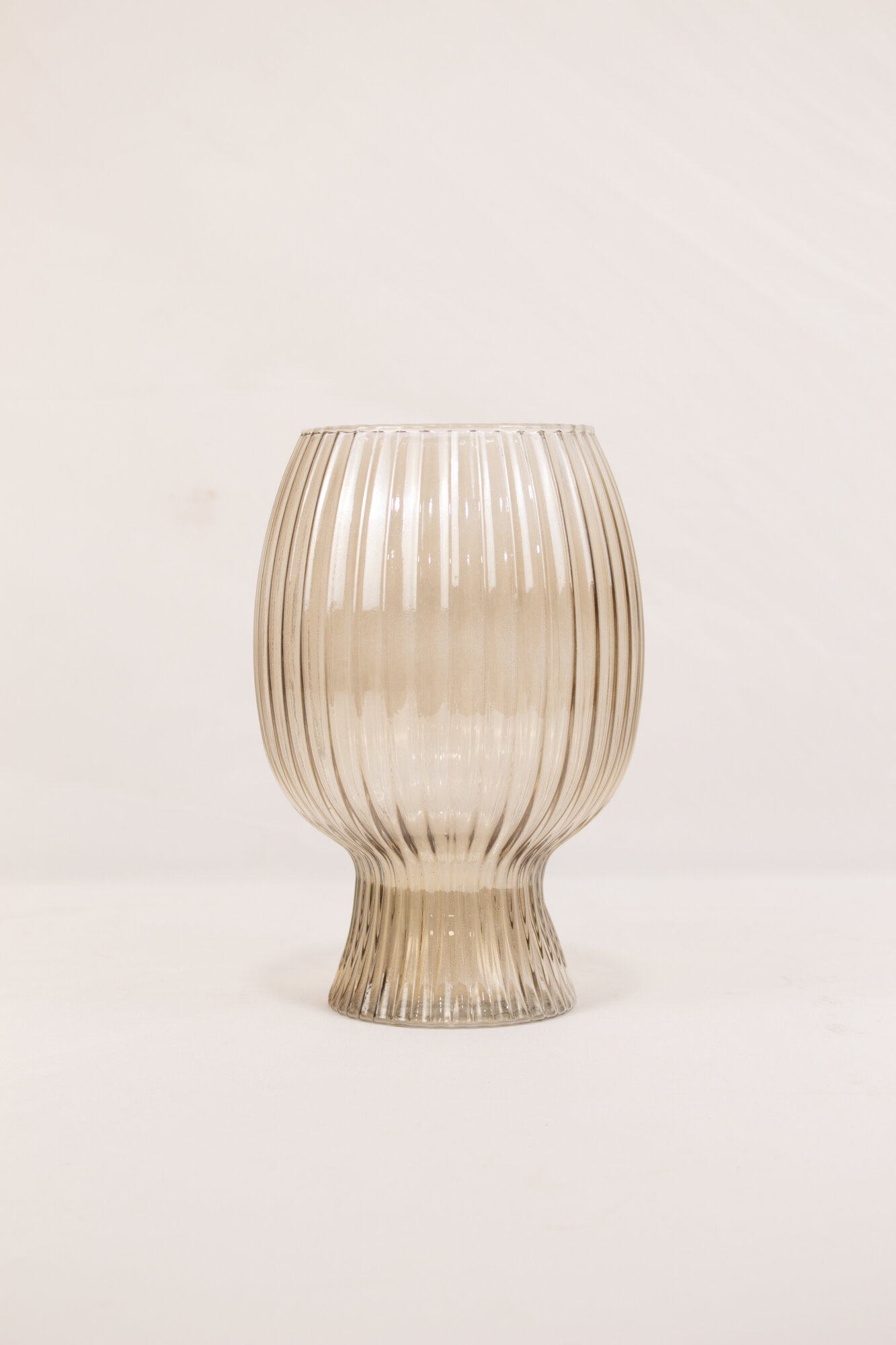 Ваза для живых и искусственных цветов, прозрачная с золотистым оттенком — фото 1