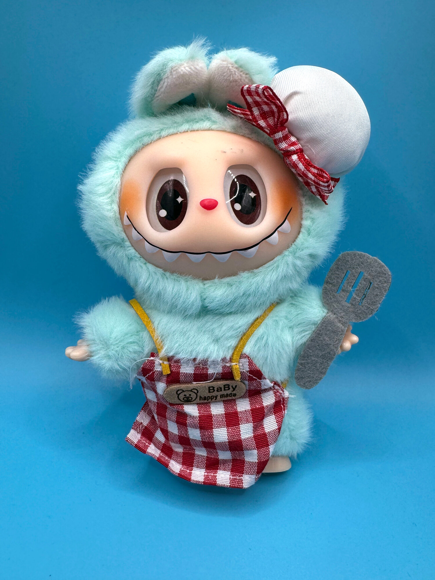 Лабубу мягкая игрушка сюрприз labubu брелок коллекционный, c фартуком, бирюзовый