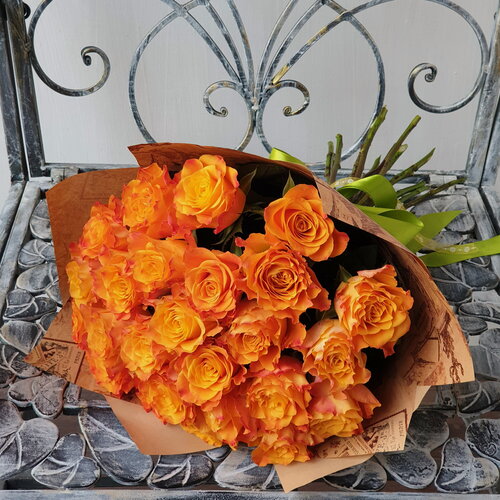 Изображение товара Букет из оранжевых роз "Кения", 25 штук, в крафтовой упаковке