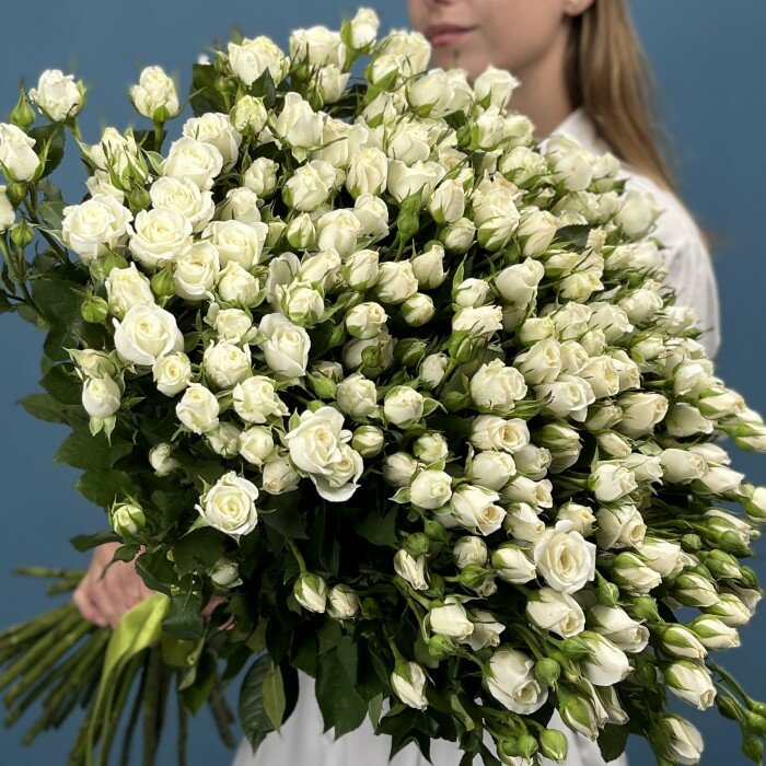 45 кустовых роз Сноу Бабл 70 см