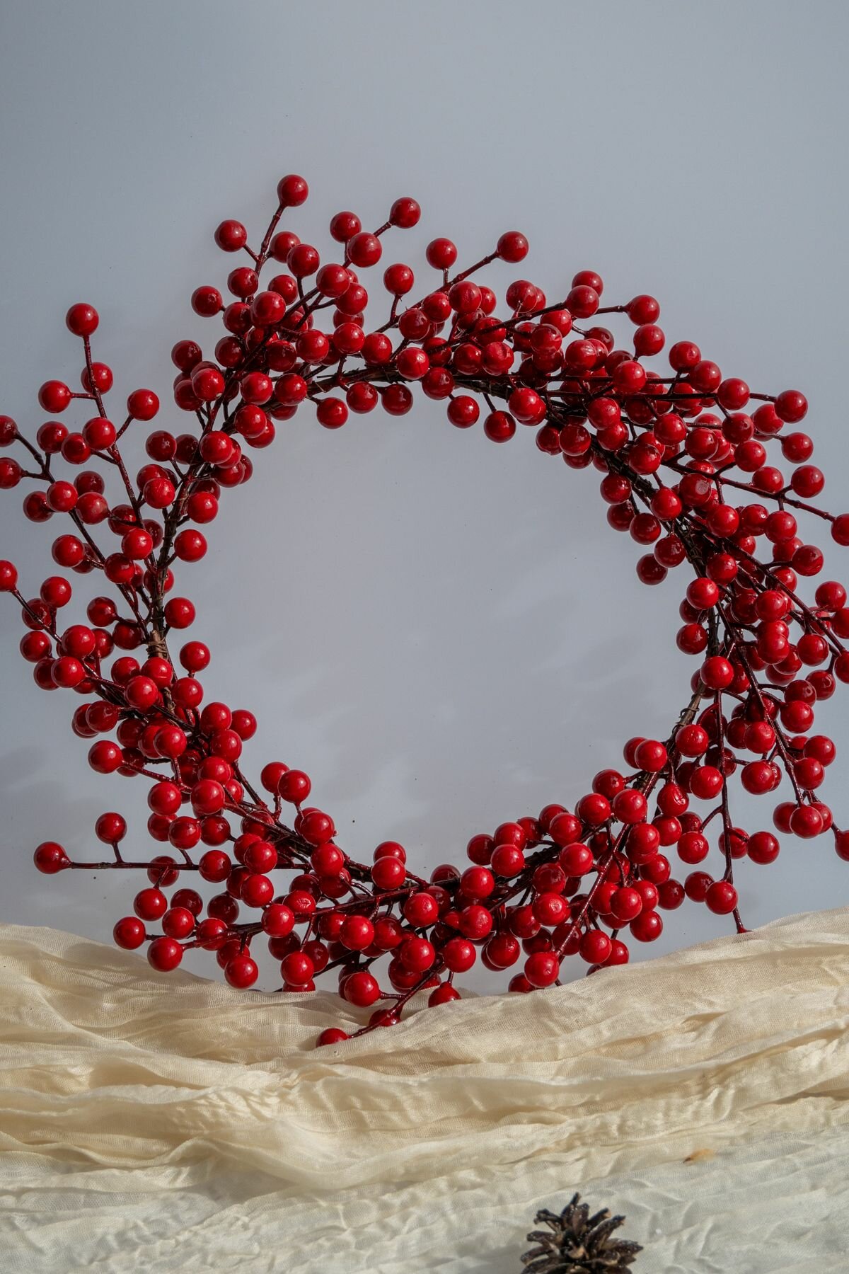 Венок новогодний на дверь из красных ягод премиум украшение новогоднее 40см