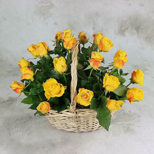Изображение товара Букет живых цветов из 25 желтых роз 30см. в корзине от Букет Маркет
