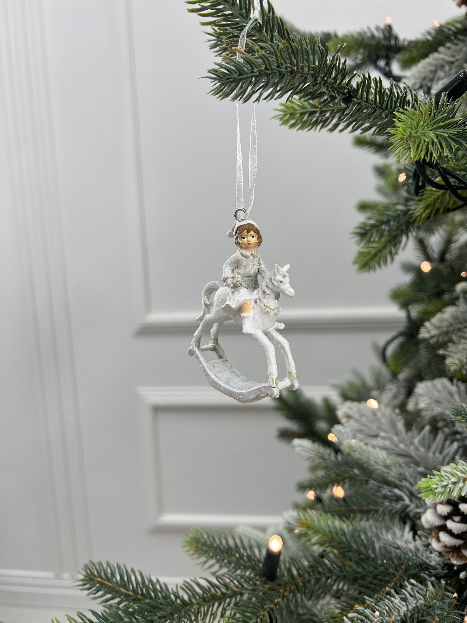 Елочная игрушка Лавка Чудес "Мальчик на Лошадке", полирезин, 8,5 см — фото 1