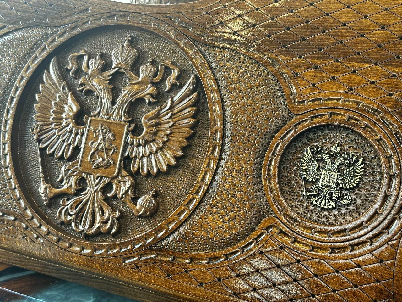 Резные нарды Handle Brand "Герб РФ", ручная работа, дерево, красно-коричневые — фото 1
