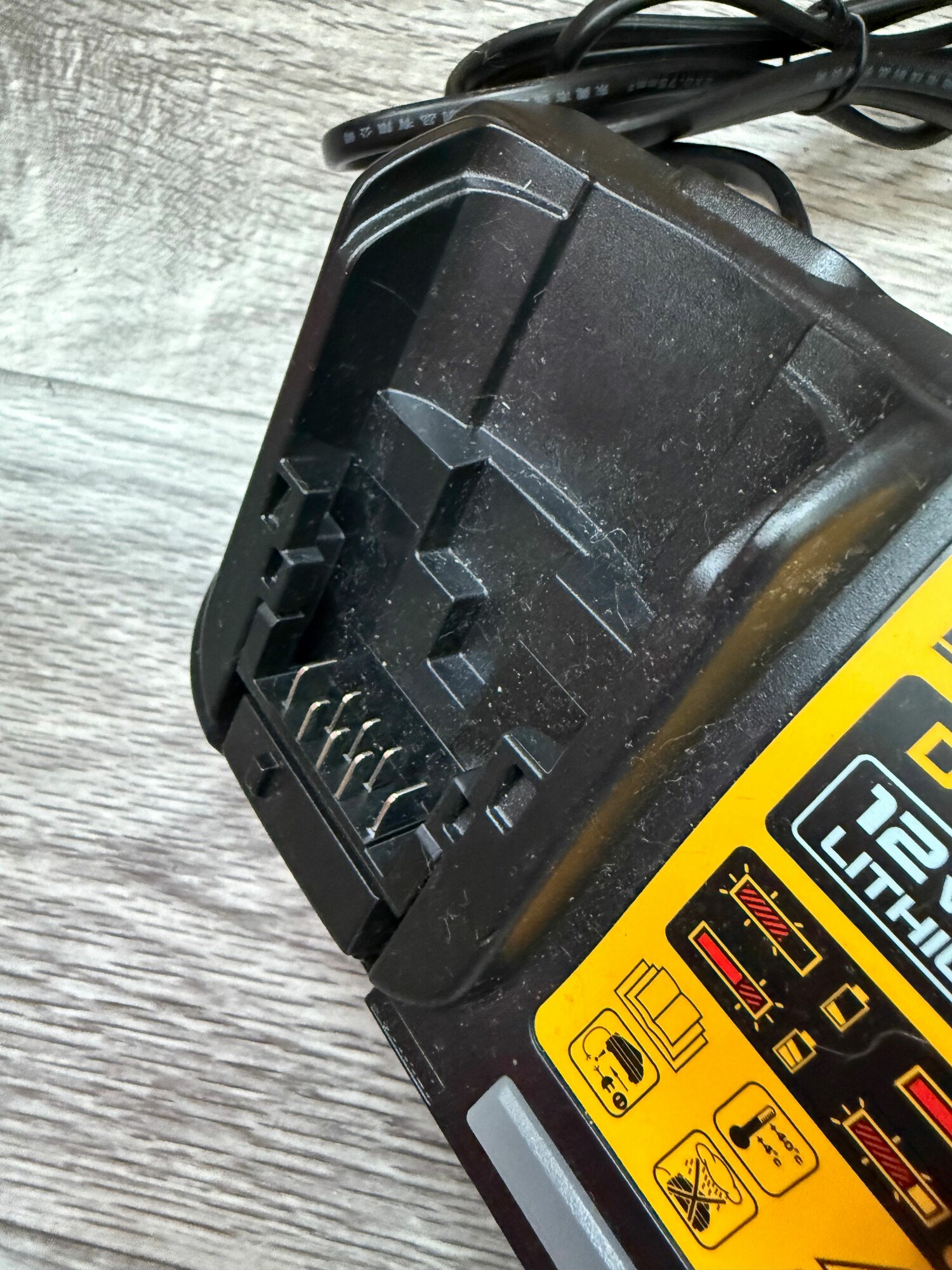 Заряное устройство DeWalt DCB1104 — фото 1