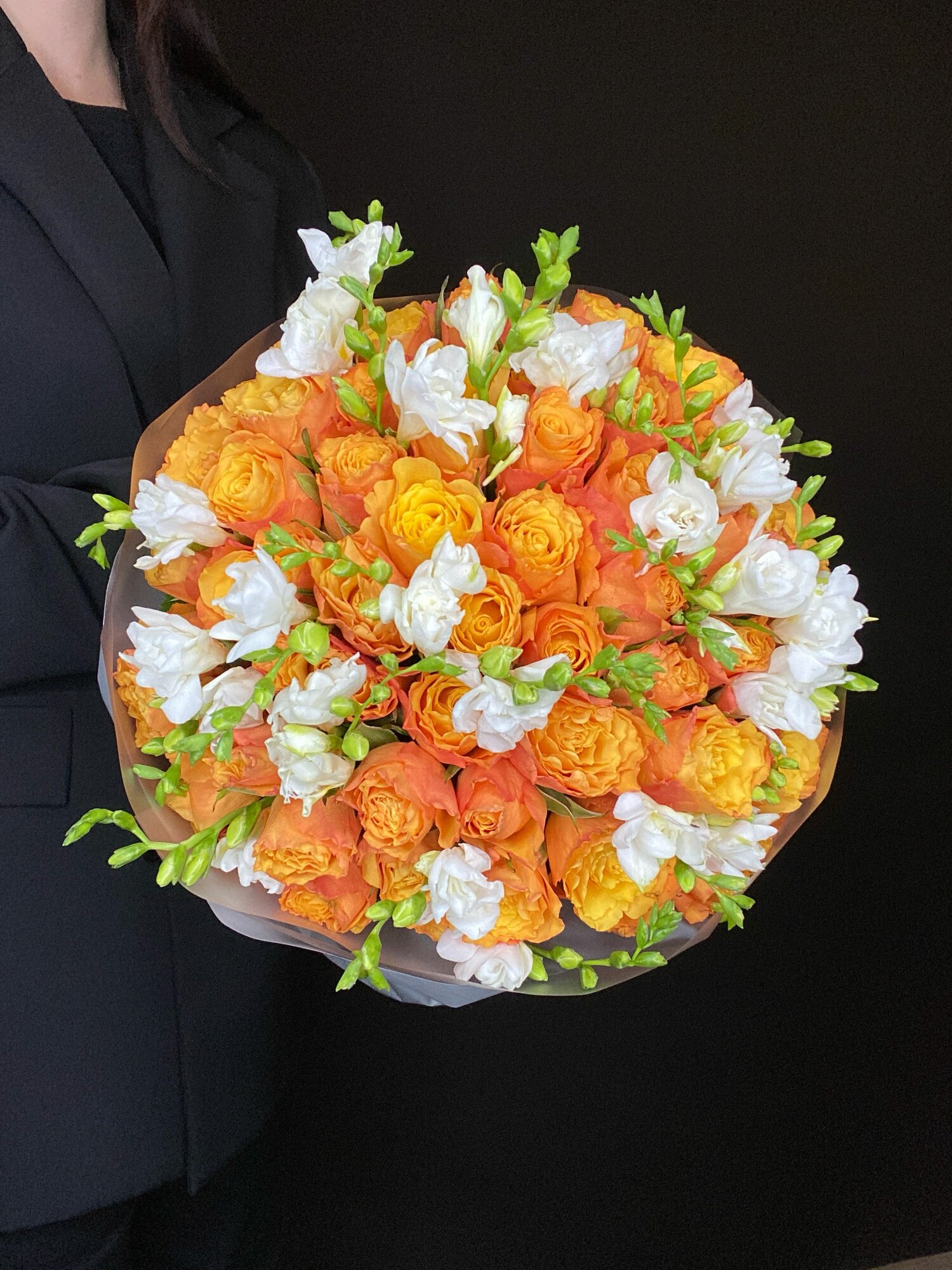 Весенний букет (кенийская роза - 50 шт фрезия - 21 шт) высота букета 40 см