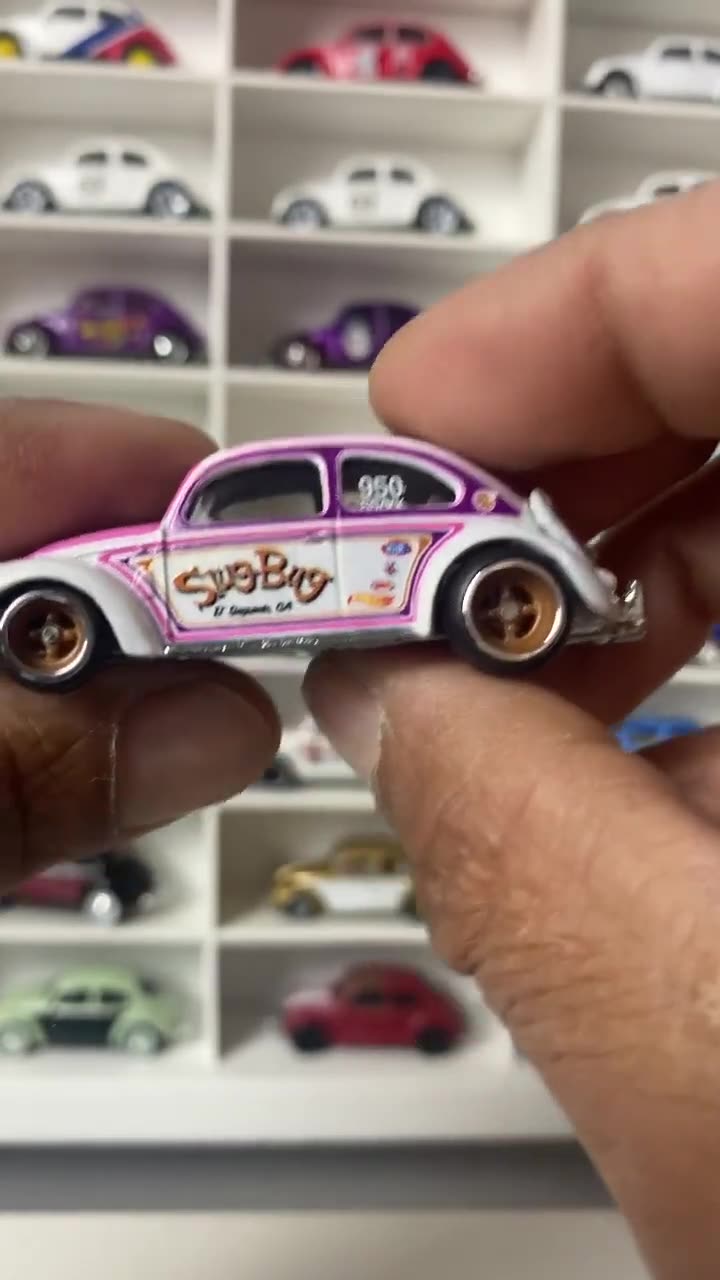 Машинка Hot Wheels Premium Volkswagen Classic Bug, масштаб 1:64, для детей от 3 лет — фото 1