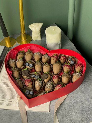 Изображение товара Клубника в шоколаде Съедобные набор на годовщину Сердце Размер XL 32 см (25-30 ягод)