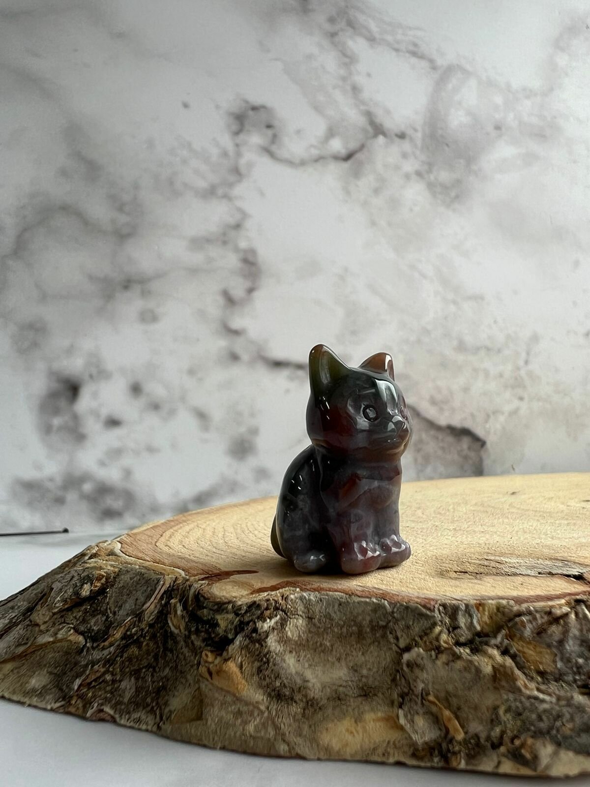 Фигурка-сувенир "Котик малый" из натурального камня агата мохового, 30х20 мм.