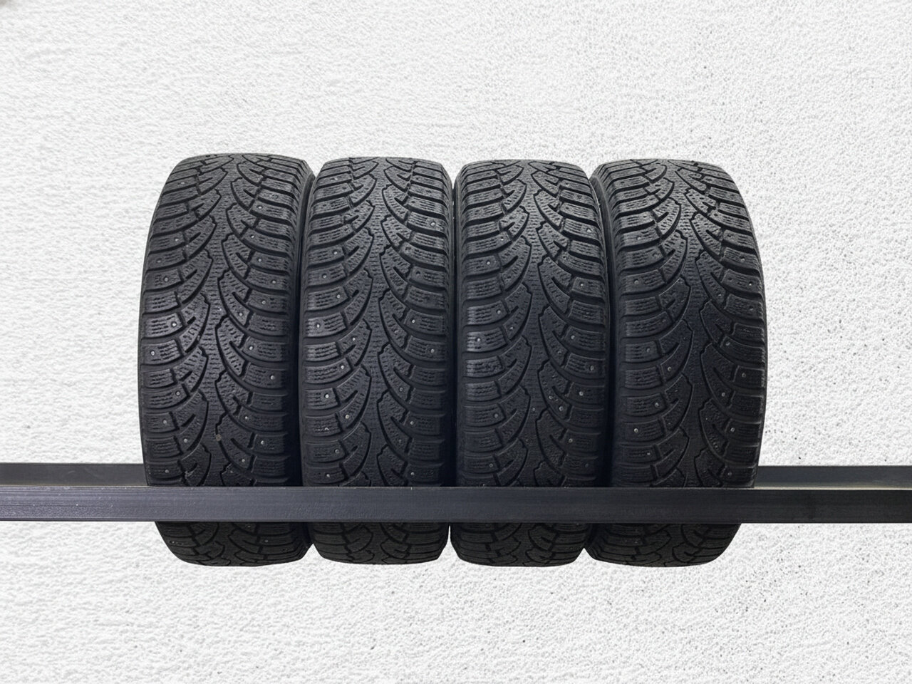 Зимние шины шипованные Bridgestone Noranza 2 EVO 205/55 R16 40% износ KGB835