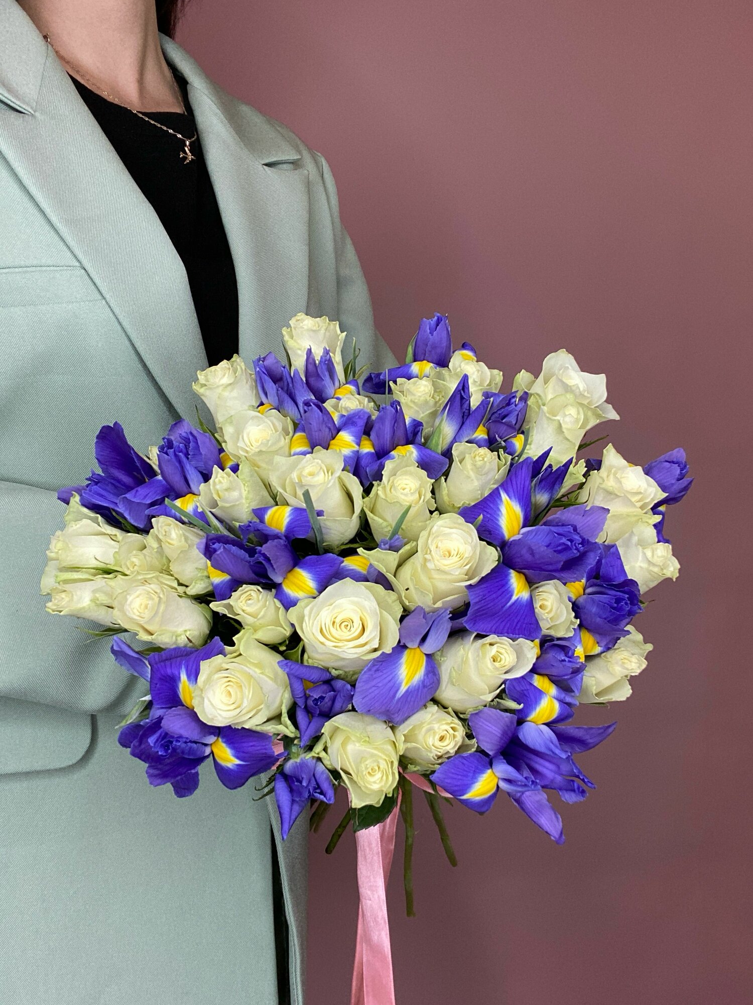 Ирисы с розами