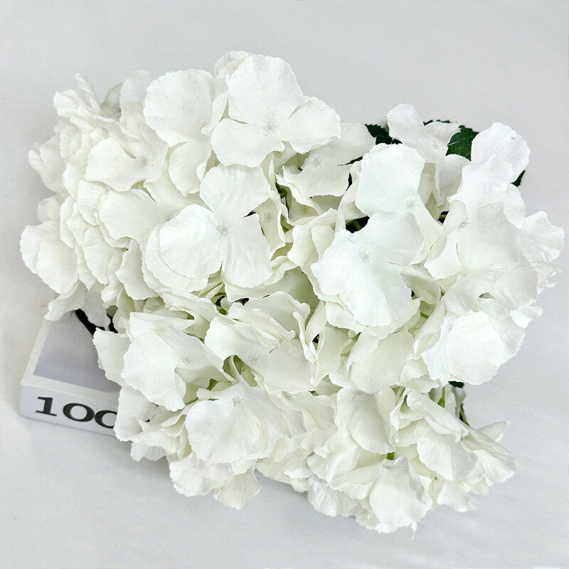 Красивый букет из шелковых цветов ручной работы для свадебного декора и фотосессий кремовый белый