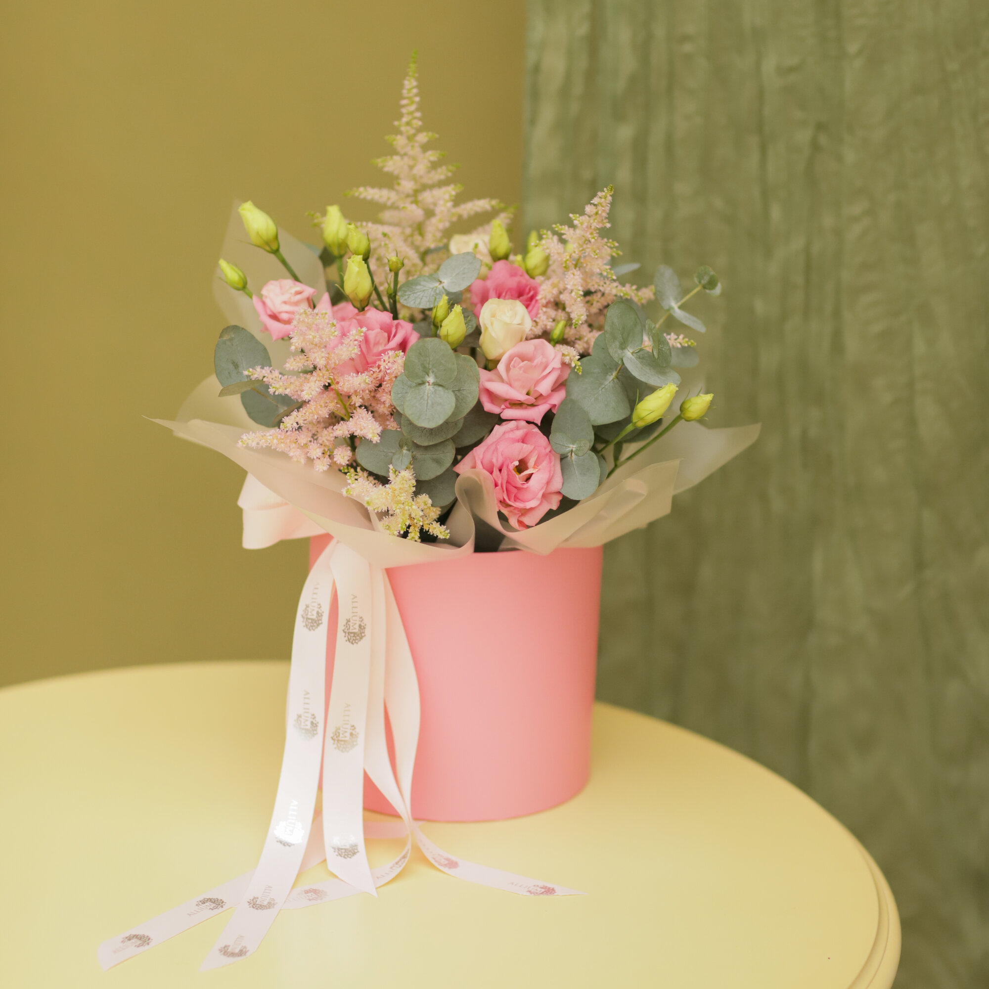 Цветы в коробке Астильба Эвкалипт Оазис Эустома с доставкой 