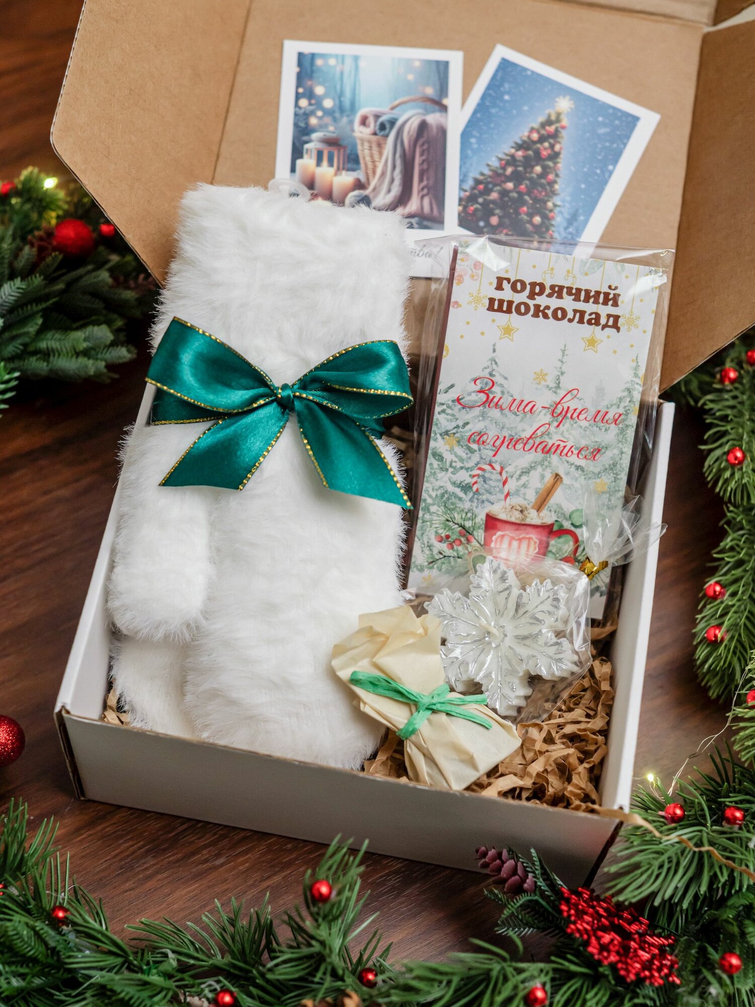 Подарок женщине на Новый год 2026 коллегам, учителю, воспитателю, воспитателю, маме, сестре: варежки, горячий шоколад, свеча, конфеты