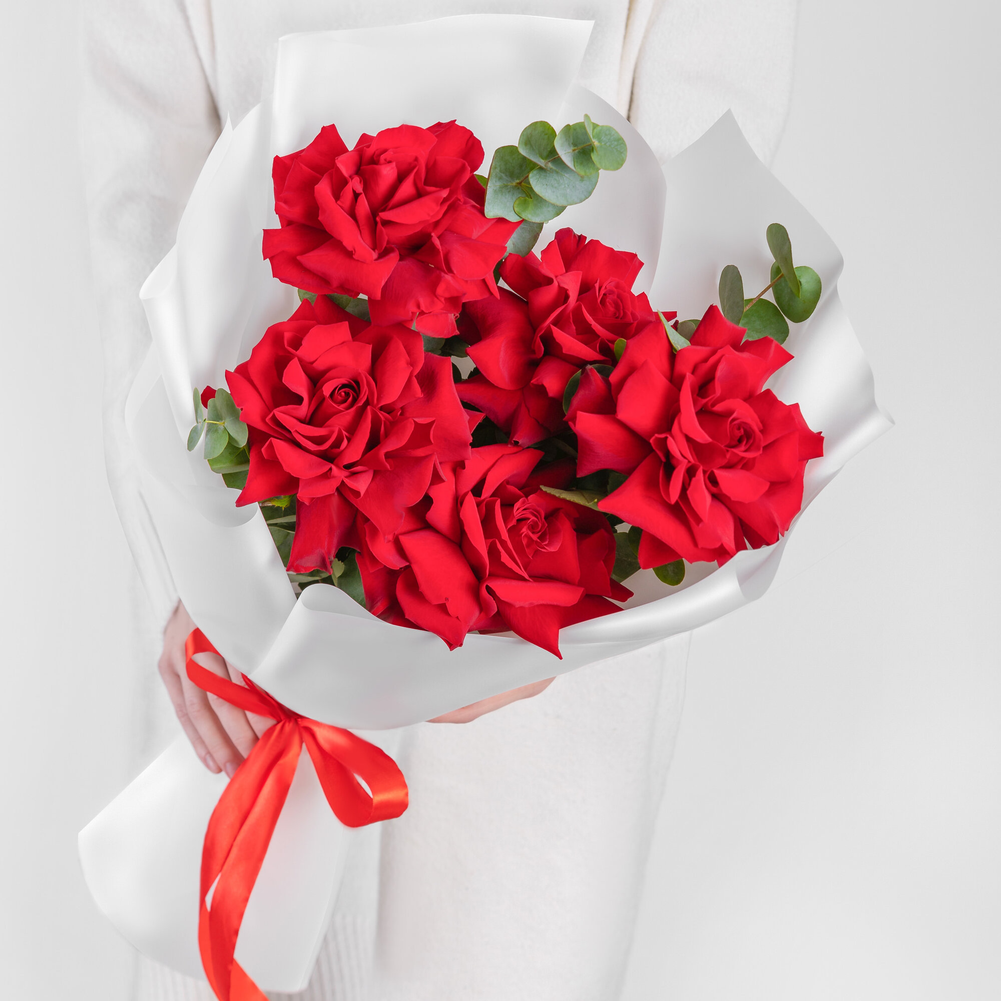 Букет Мегацвет24 "Французские розы" 5 красных цветов 50 см дизайнерская упаковка