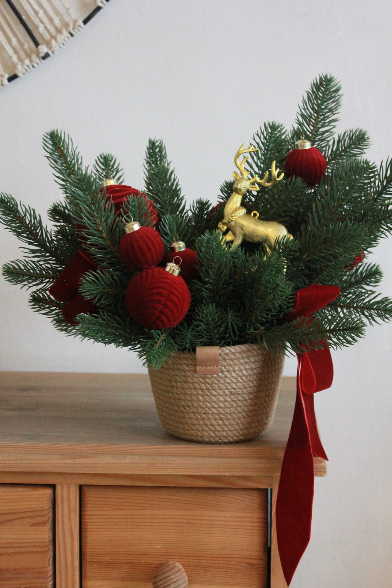 Композиция "Олень и красные шары", из искуственной хвои, KLUMBA.MOSCOW