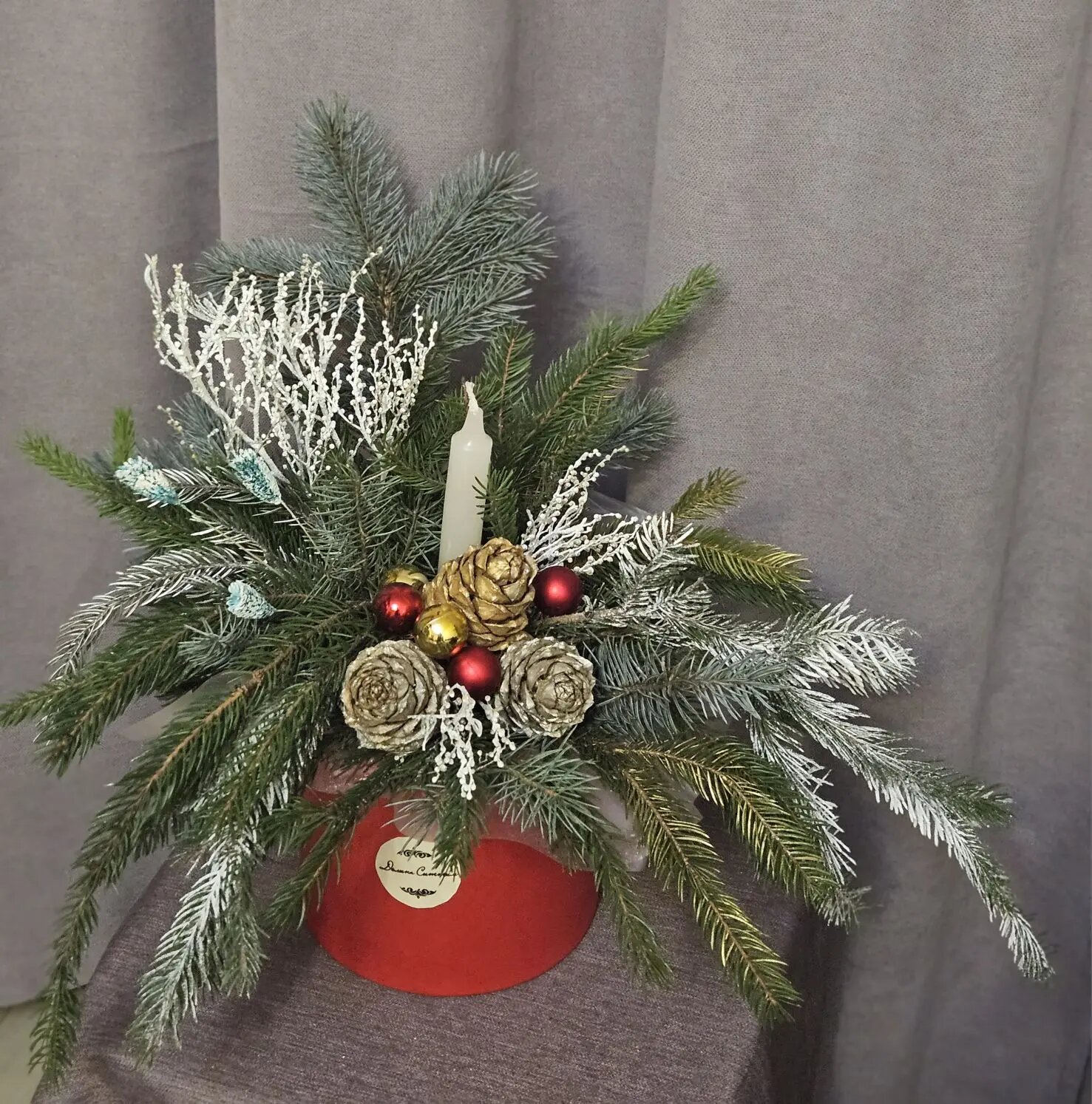 Новогодняя композиция «Рождественское древо» от магазина цветов «Долина Ситим» 35x50 см ель мимоза кедровые шишки свеча шарики сухоцветы.