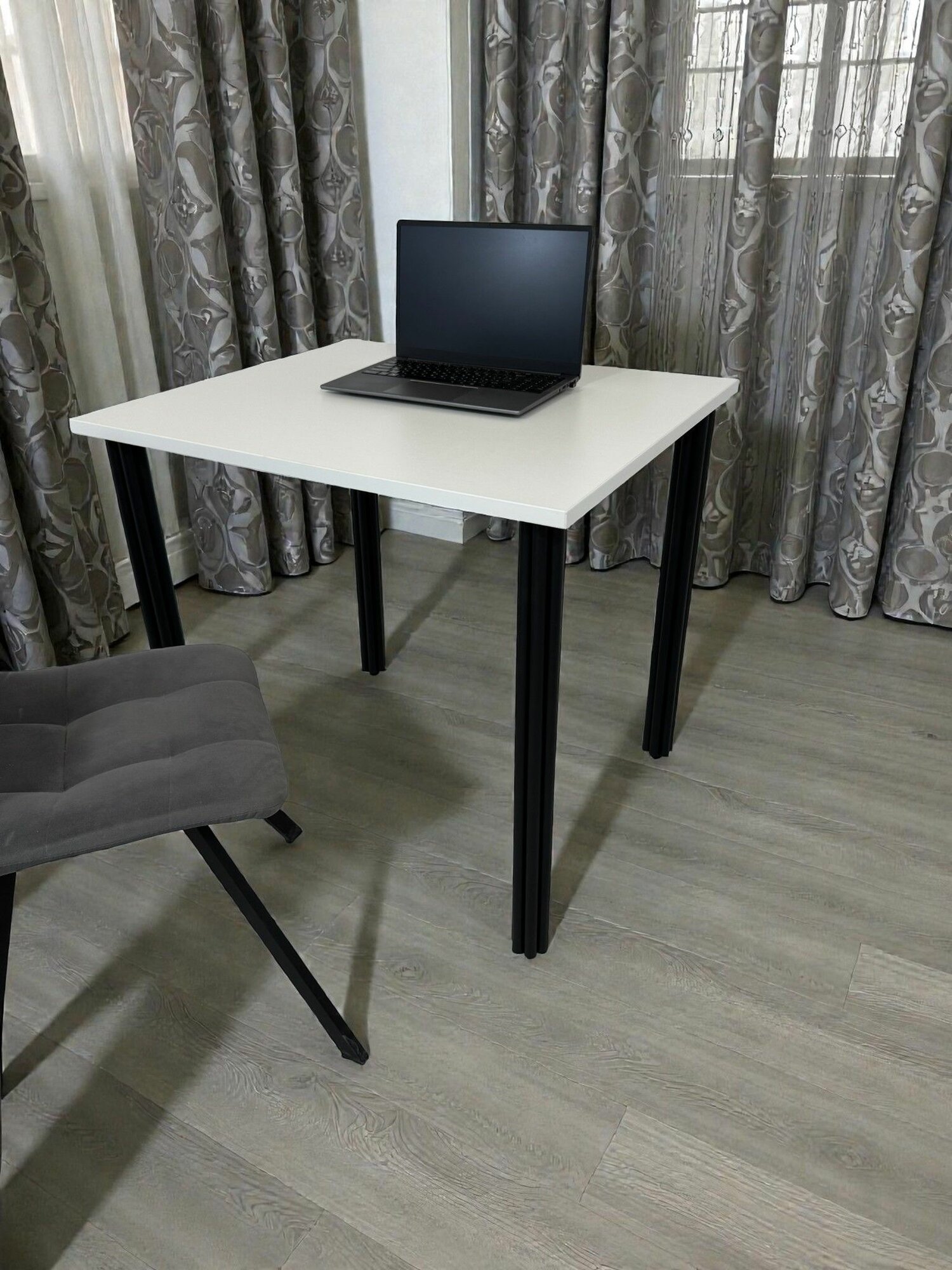 Стол дизайнерский компьютерный/ цвет столешницы Белый, 80*70 см. Ножки черные.