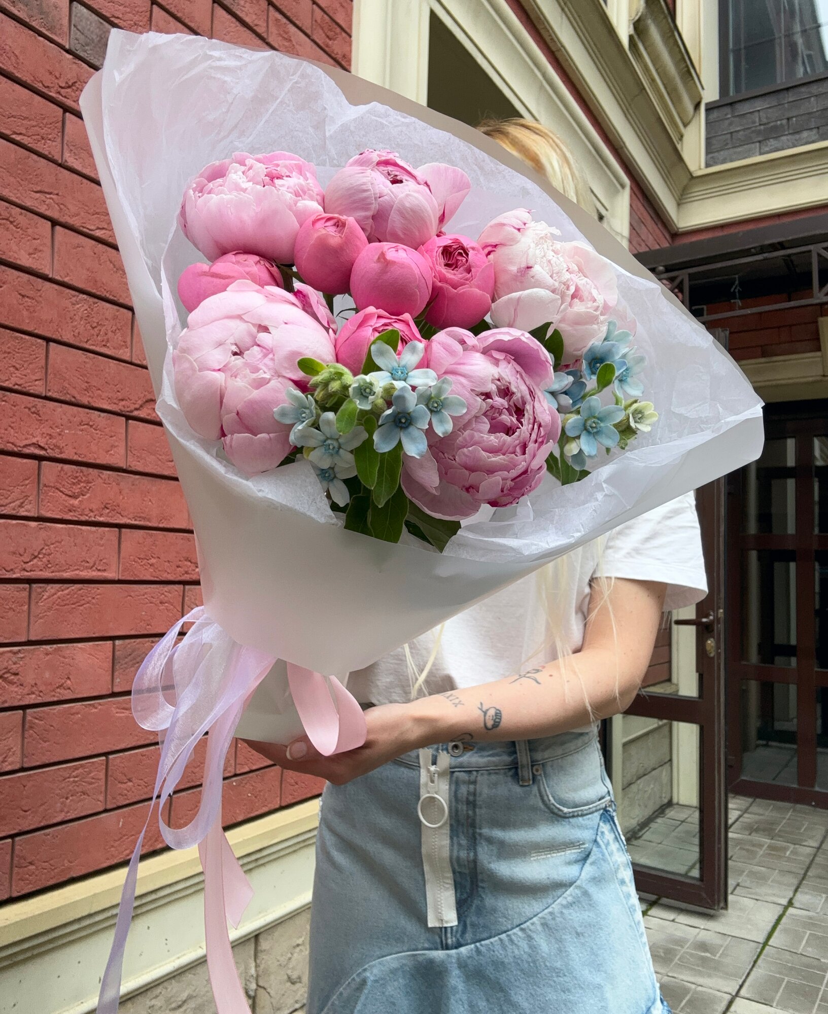 Букет «Комплимент для настроения» (пионовидные розы Сильва Пинк розовые пионы Сара Бернар незабудки)