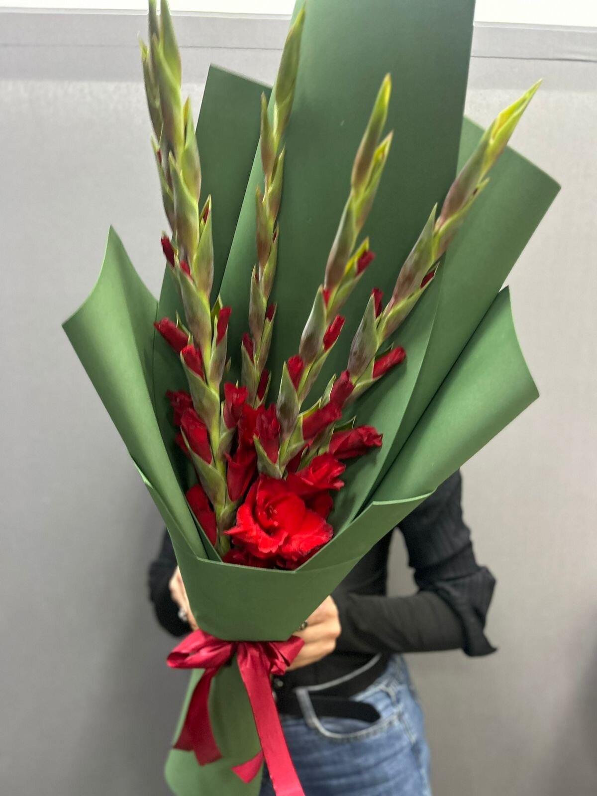 Монобукет из 5 красных гладиолусов в зеленом фоамиране 70 см