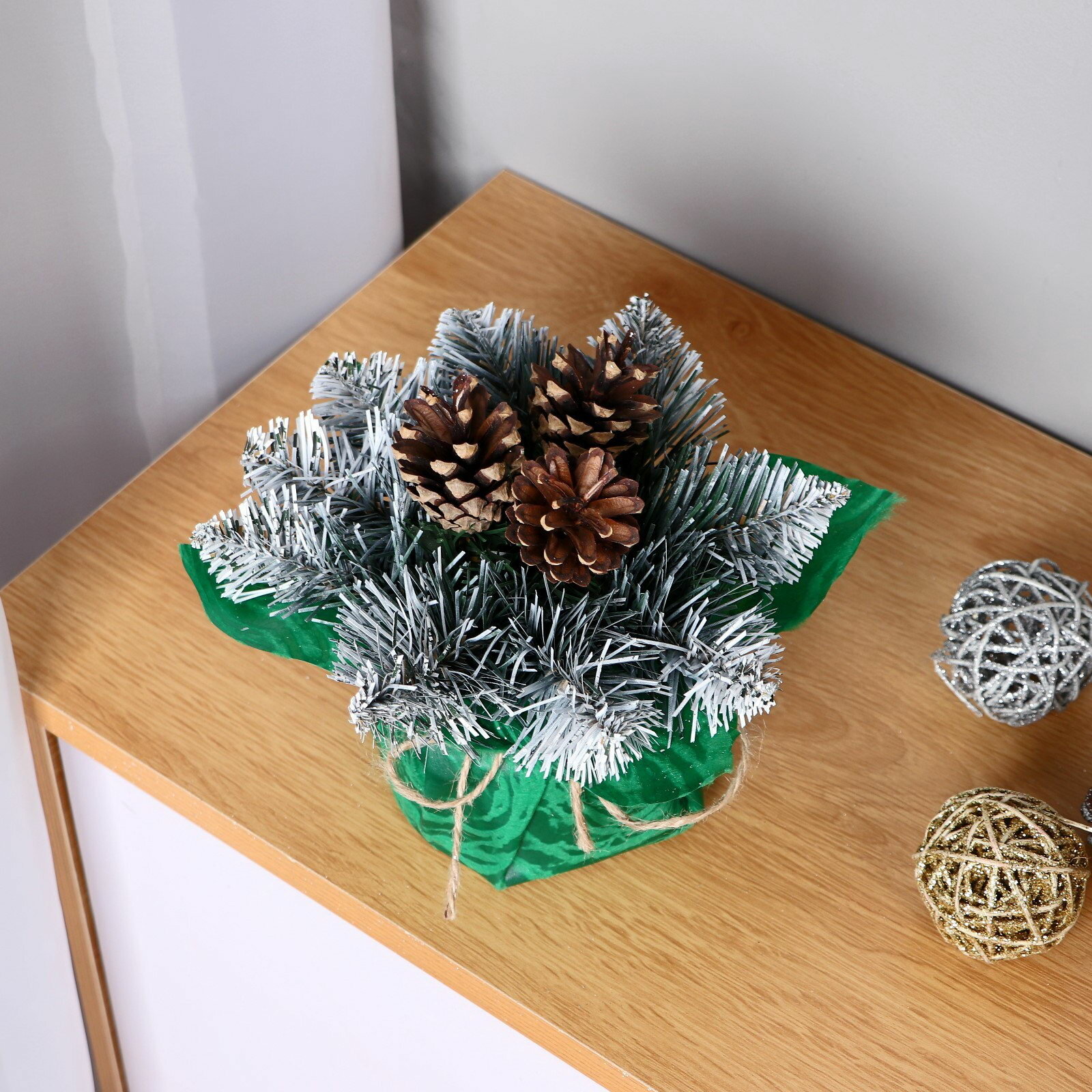Новогодняя хвойная композиция на стол 20 см 
