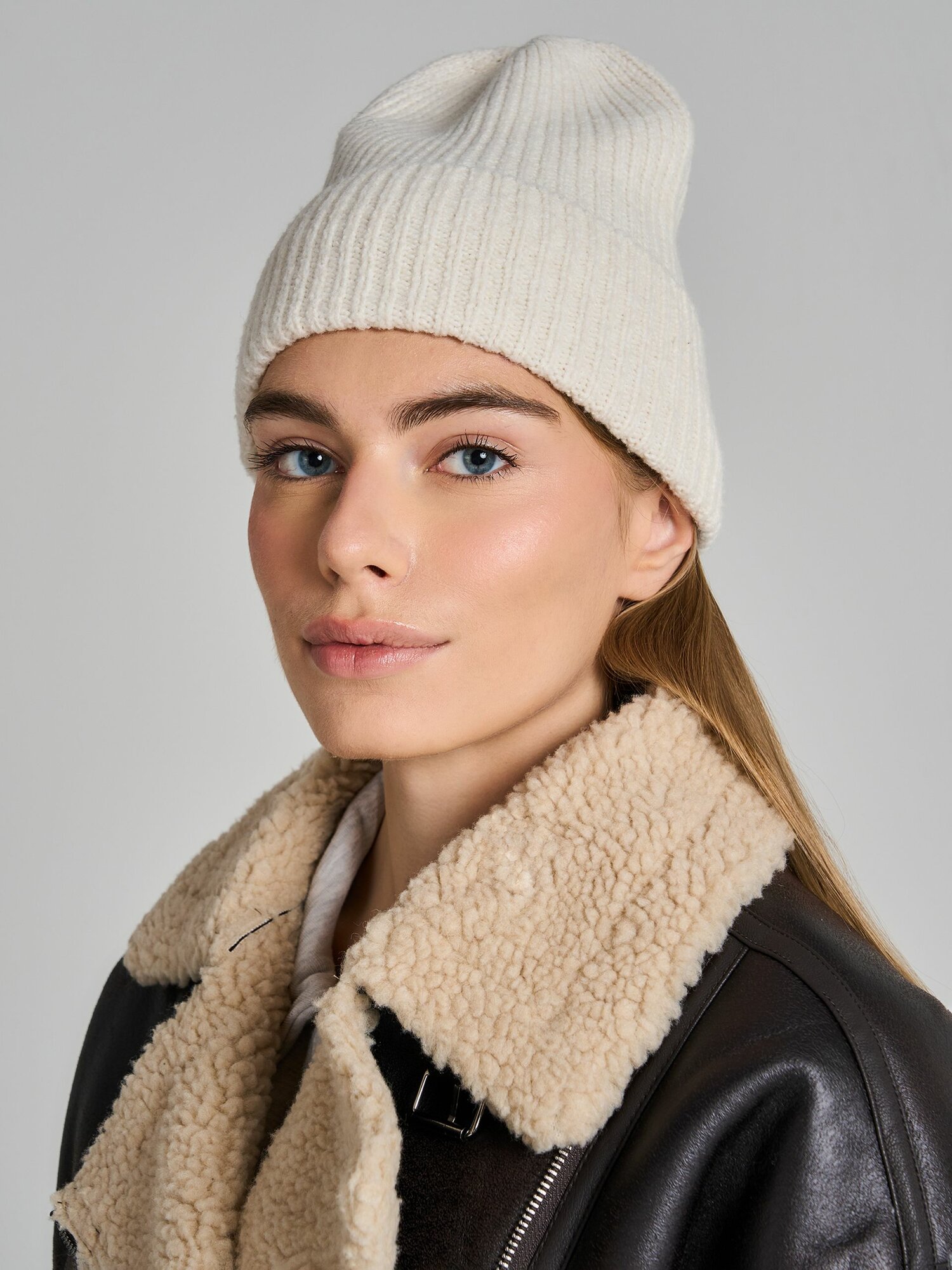 Шапка-бини ТВОЕ Осень-зима 2025 для женщин, размер 55-58, молочный