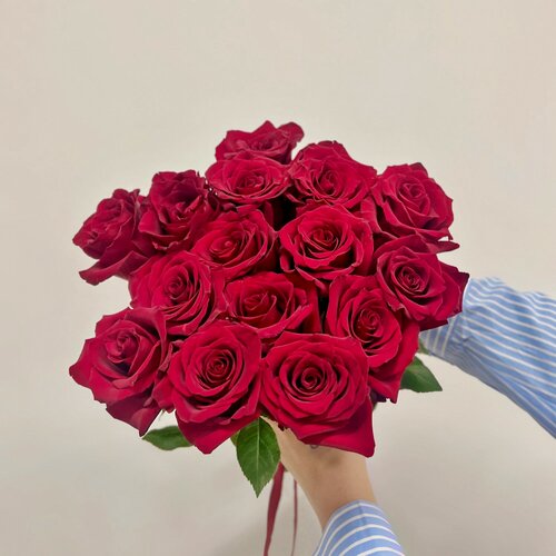 Изображение товара Букет живых цветов из 15 красных роз под ленту, Эквадор 50 см | Пять цветов - быстрая доставка