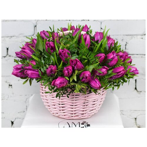 Композиция 49 фиолетовых тюльпанов в корзине