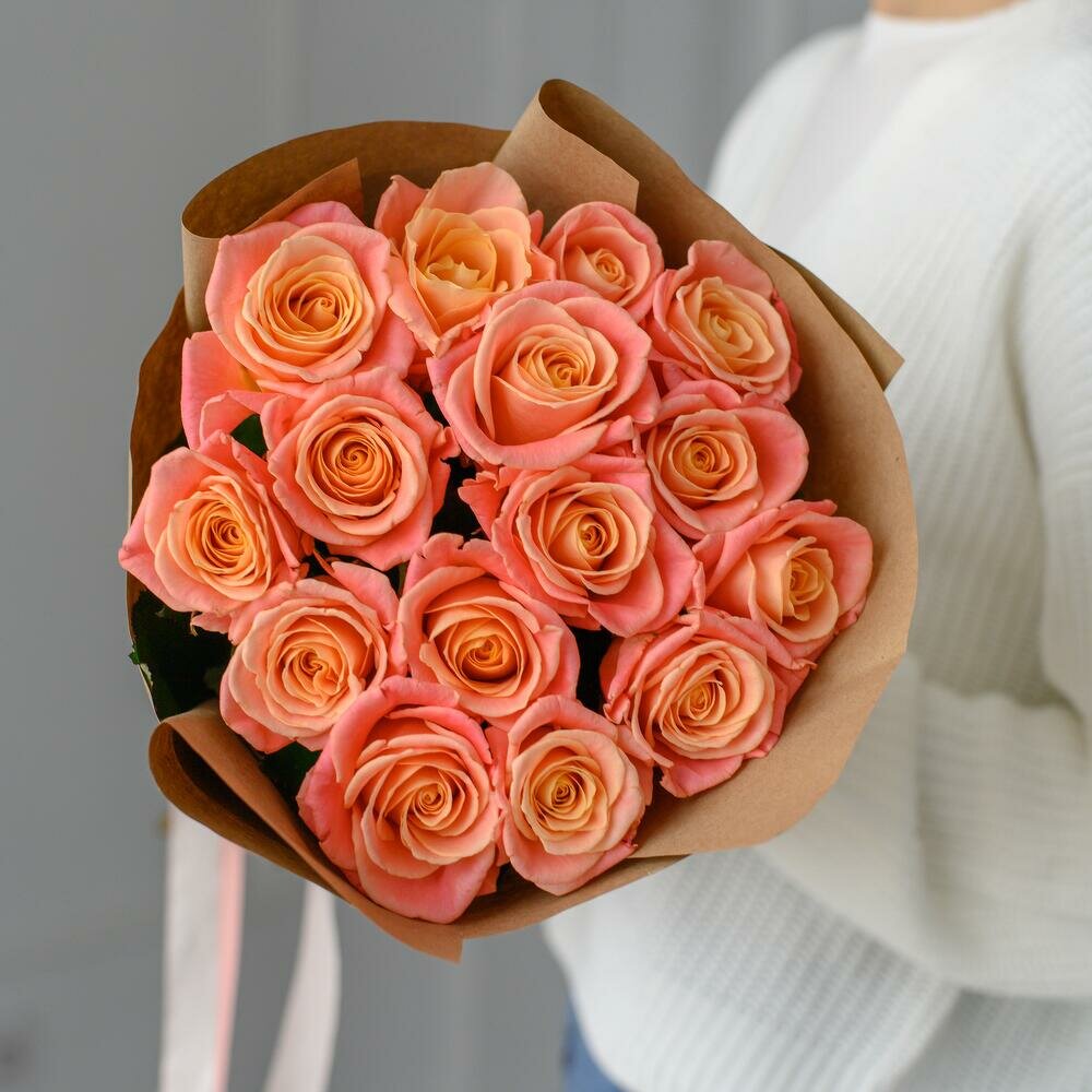 15 персиковых роз в стильном оформлении крафтом и атласной лентой