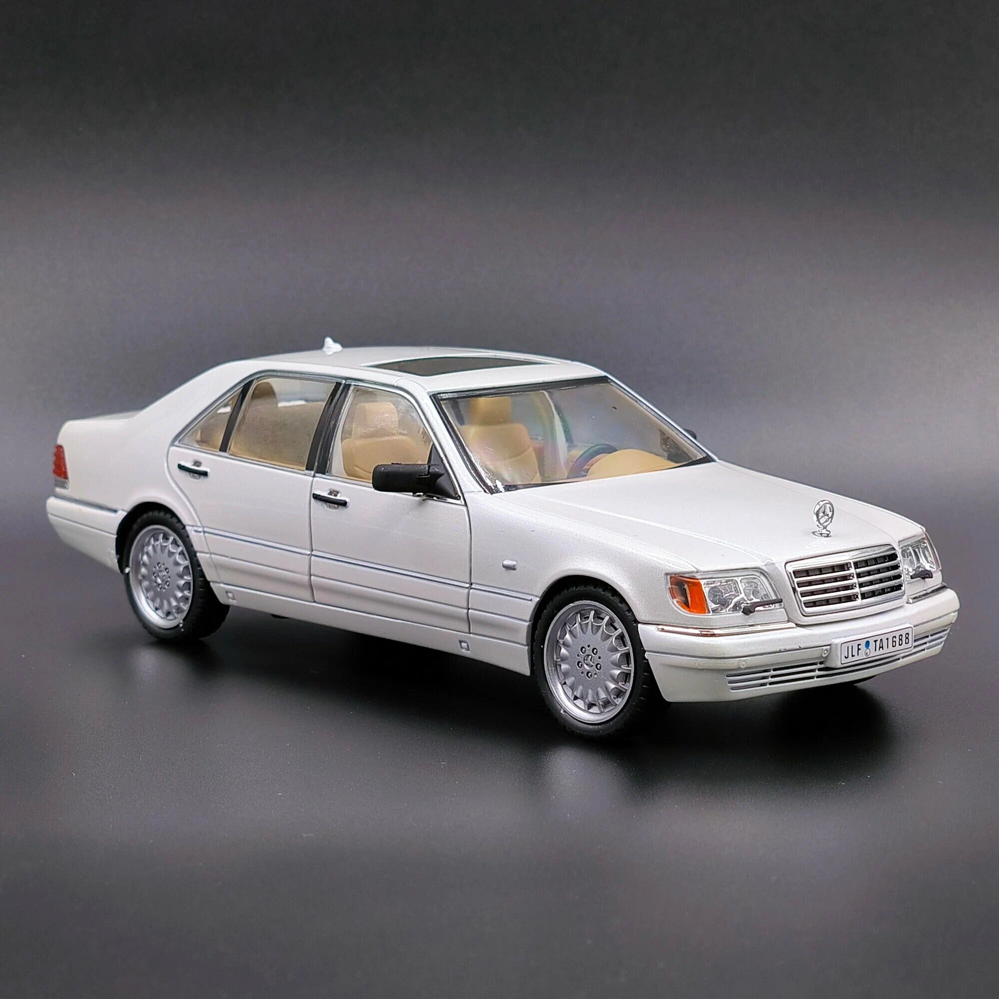 Модель Mercedes-Benz W140 S320, металлический корпус, 1/24 масштаба, белая