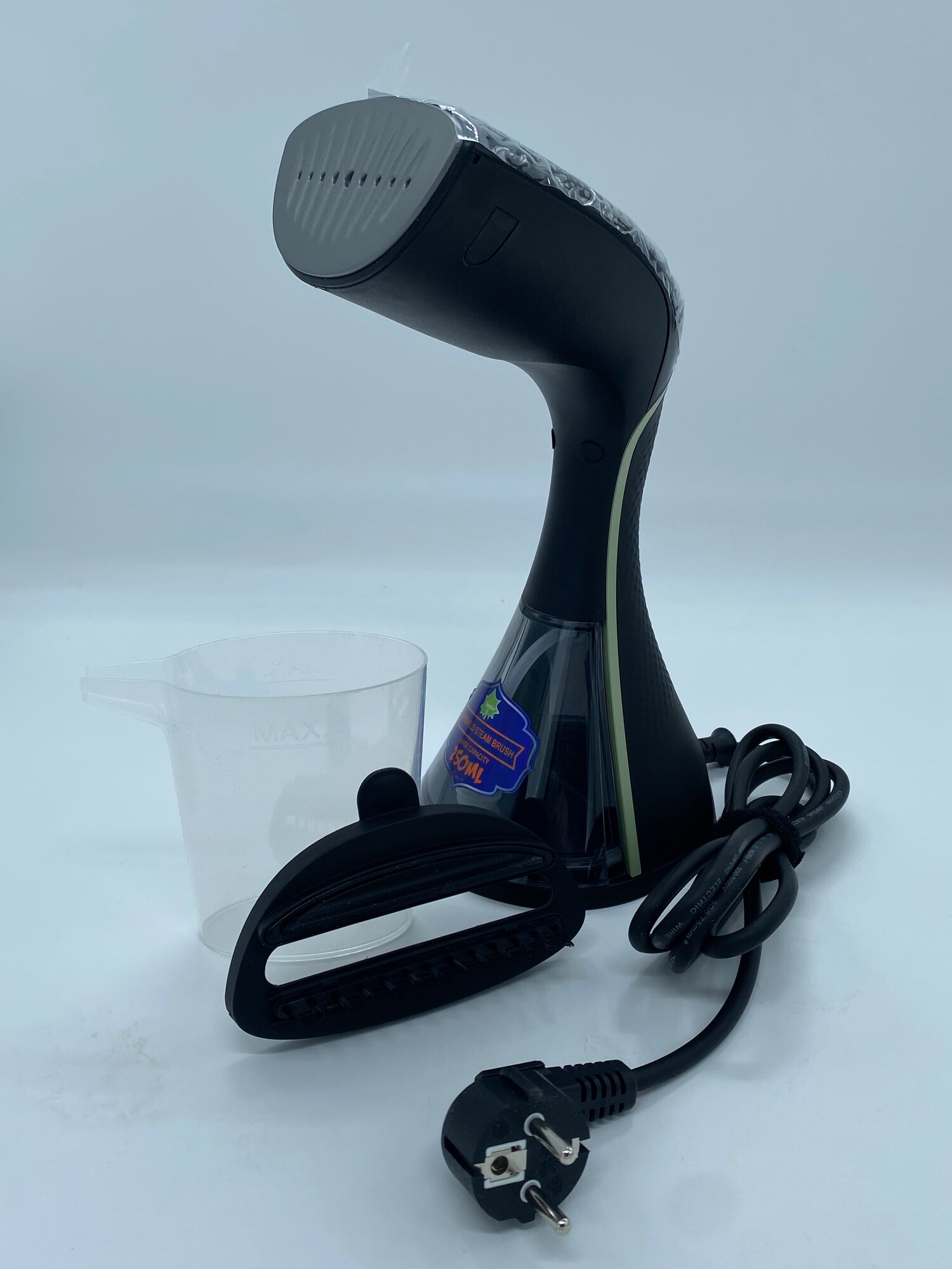 Паровой утюг быстро удаляет складки, обеспечивает гладкую и безопасную глажку.