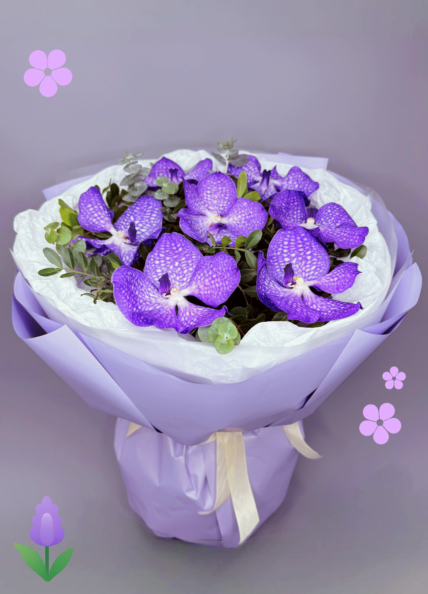 Сборный букет с орхидеей Ванда (Vanda) в роскошном фиолетовом оттенке — утончённая флористика премиум-класса