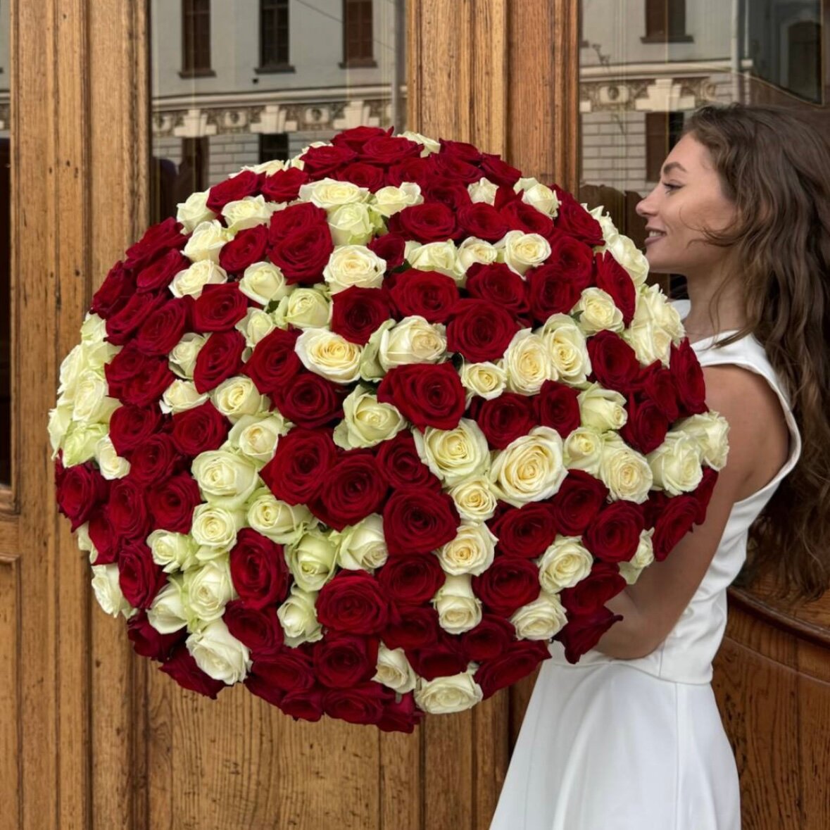 Букет из белых и красных роз 151 шт, красивый букет цветов, шикарный, премиум цветы, премиум букет
