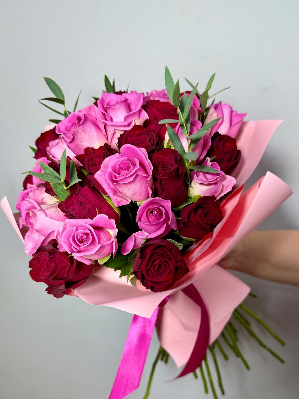 Букет ярких роз с эвкалиптом на День Матери