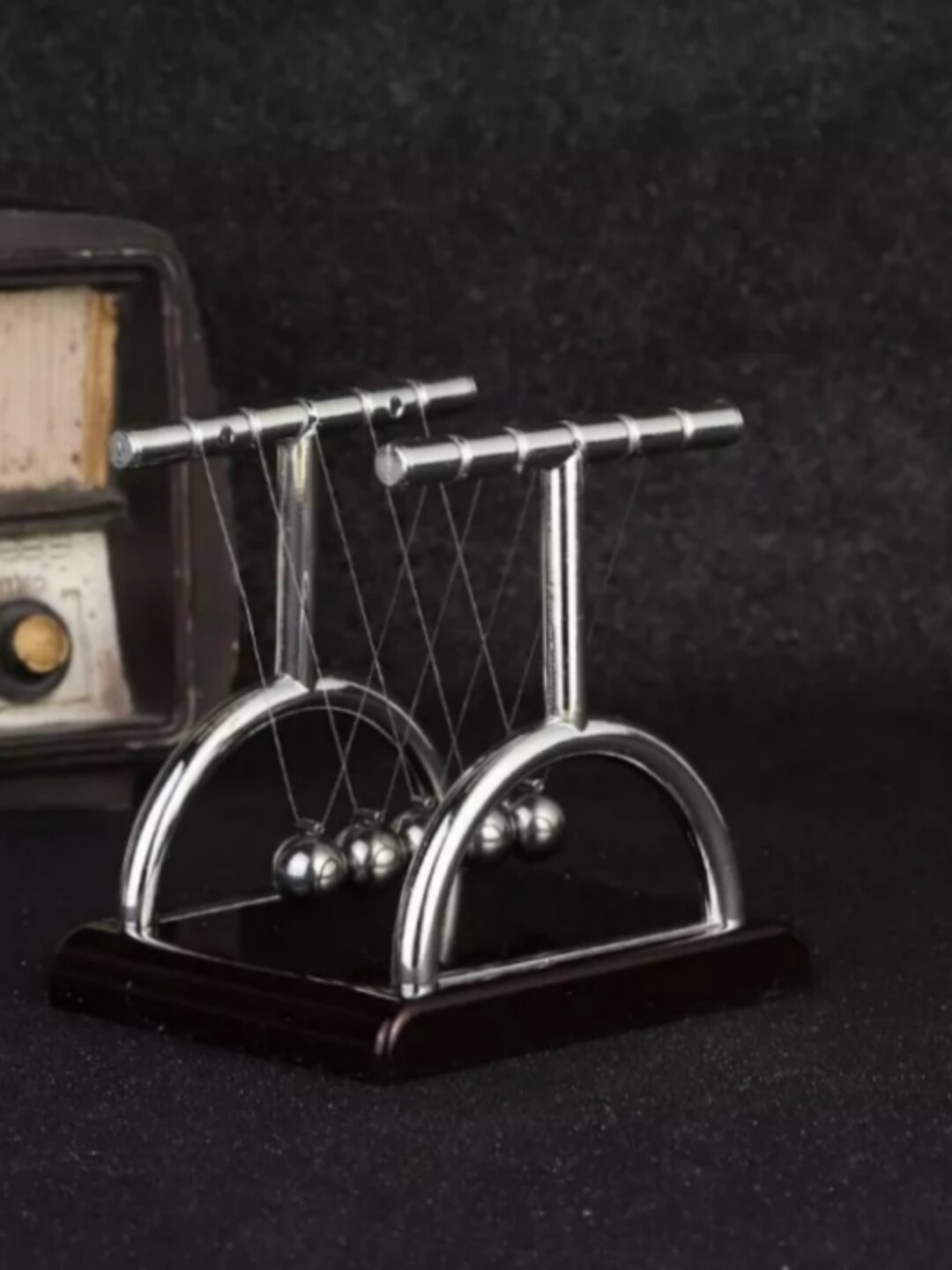 Маятник Ньютона настольный сувенир антистресс, металлические шарики на подставке, декор для офиса и дома