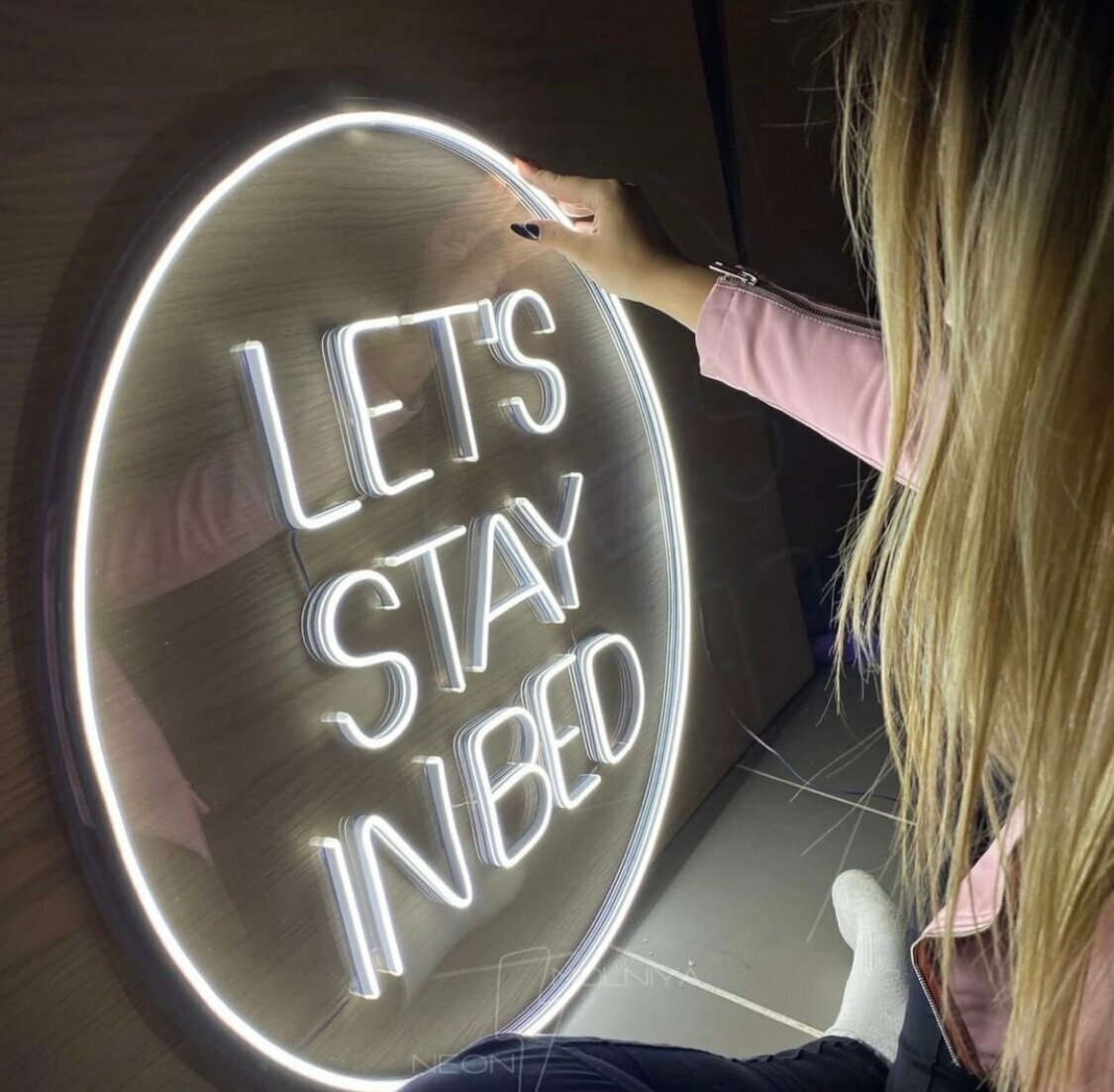 Светильник декоративный, неоновая вывеска Let's stay in bed для спальни, 60 х 60 см