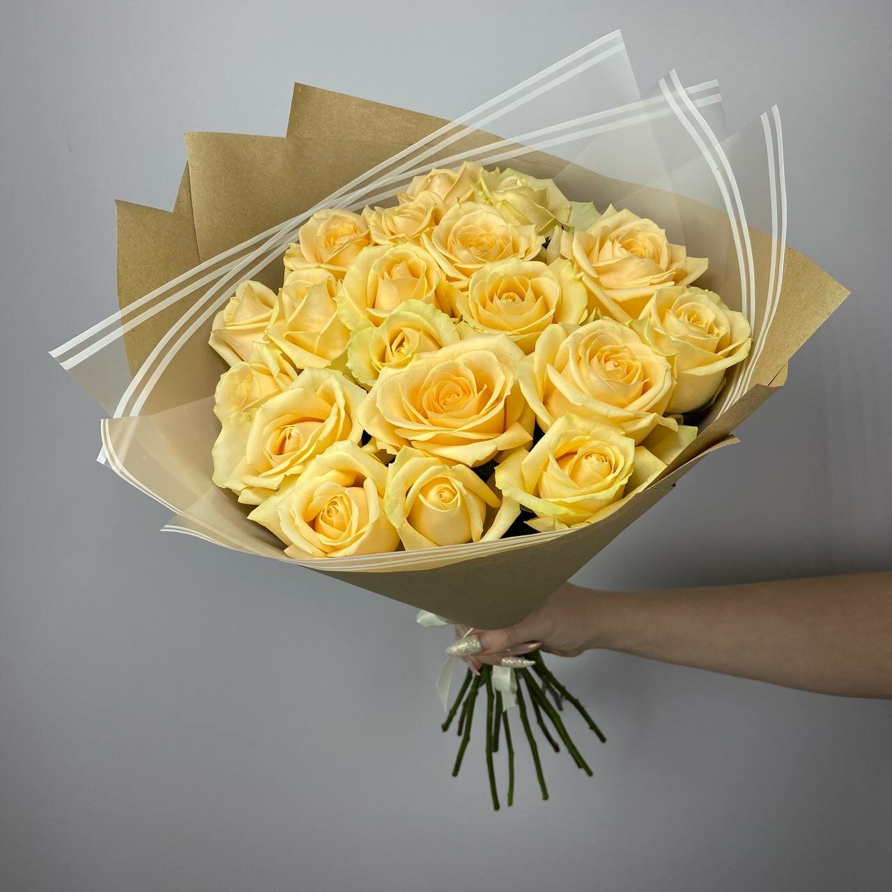 Букет из 19 бежевых нежных роз в крафтовой упаковке с белой атласной лентой