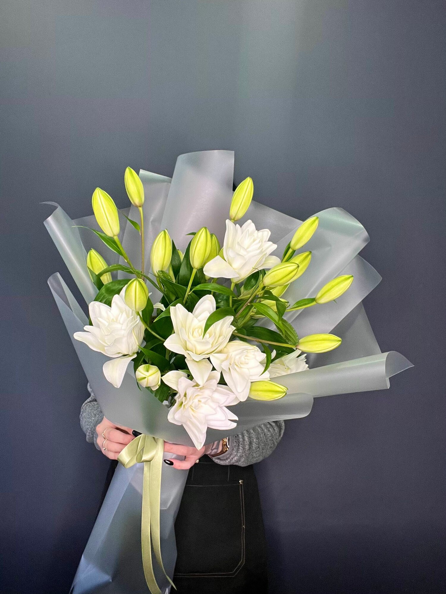 Букет из пионовидной белой лилии ( без запаха )