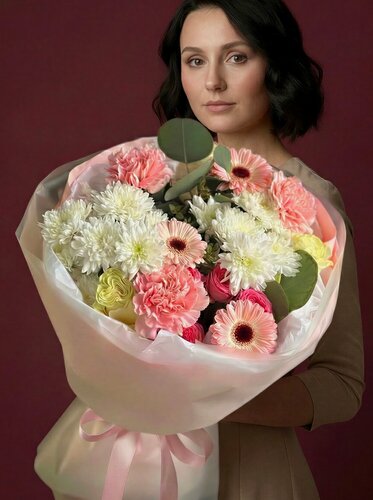 Изображение товара Букет из живых цветов "Розовая симфония" с розами, герберами и хризантемой