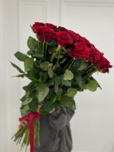 Изображение товара Гламелия цветы «Королевский бархат»: 21 роза Red Naomi с лентой – купить свежие цветы с доставкой в Москве